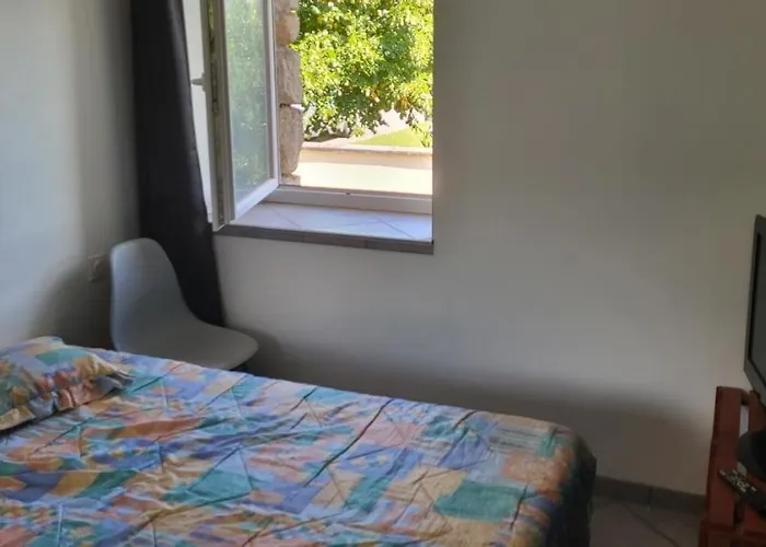 Maisonnette En Pierre Renovee